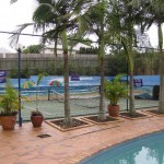 Pool und Tennisfeld
